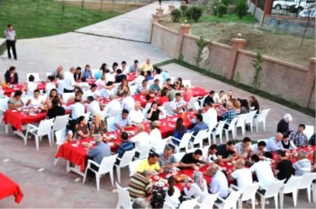 Demirtaş Sanatseverlerle Bir Araya Geldi