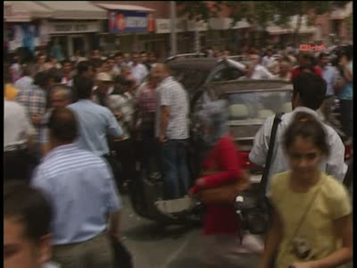 Direğe Çarpan Otomobil İkiye Ayrıldı 1 Ölü, 1 Yaralı Denizli\'de Sürücüsünün Kontrolünden Çıkan...