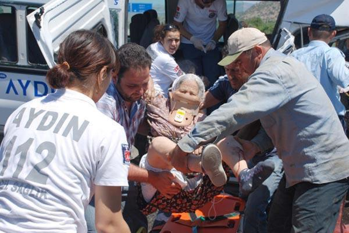 Diyaliz Hastalarını Taşıyan Minibüs Su Tankeriyle Çarpıştı; 1 Ölü 9 Yaralı