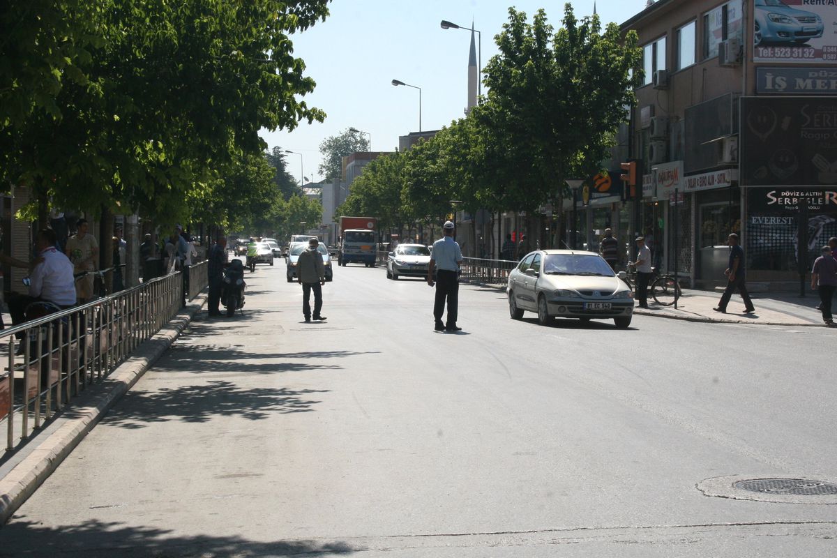 Düzce\'de İstanbul Caddesinde Park Yasağı Başladı