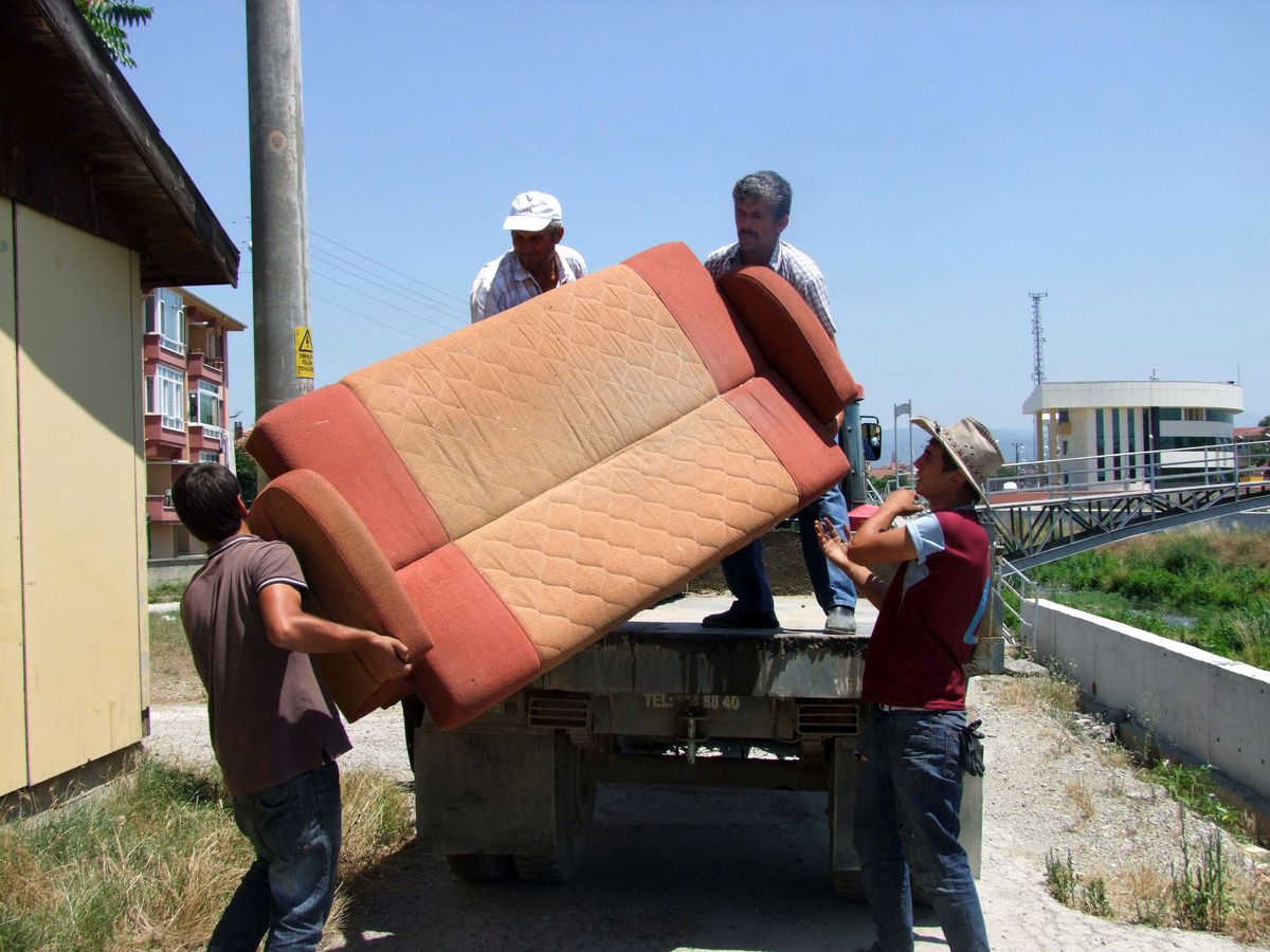 Düzce\'de Prefabrik Yapıların Yıkımında Arbede Çıktı