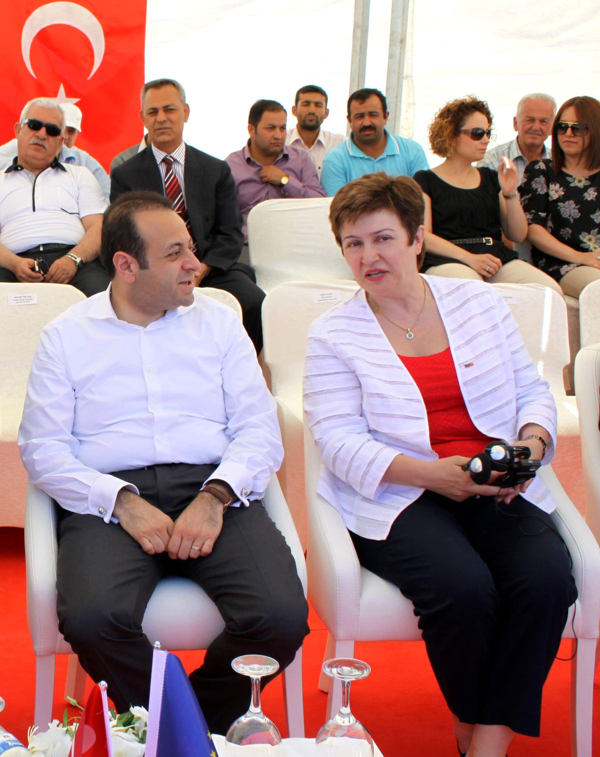 Egemen Bağış\'ın Gömleği Dikkat Çekti