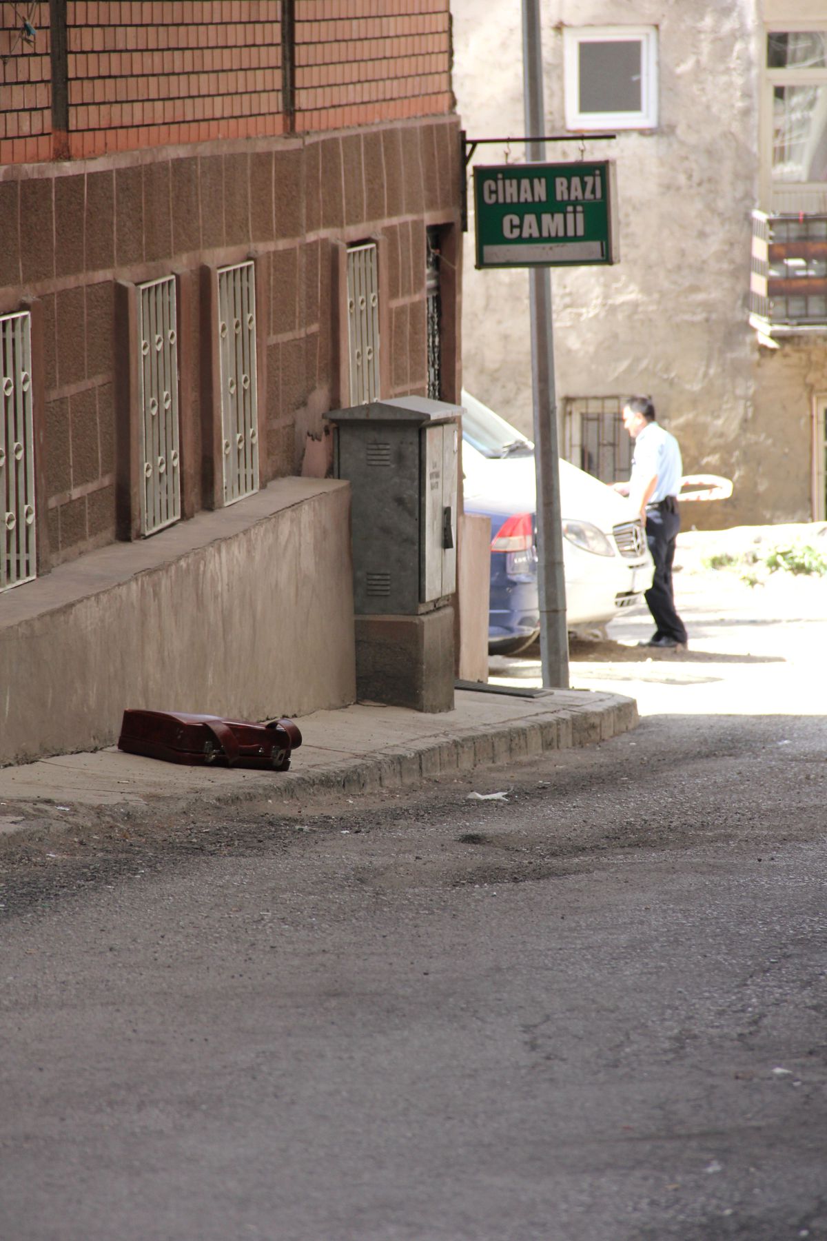 Erzurum\'da Şüpheli Bavul, Uzman Ekip Tarafından İmha Edildi