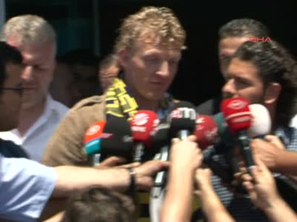 Fenerbahçe\'nin Hollandalı Yeni Transferi Kuyt, İstanbul\'a Geldi