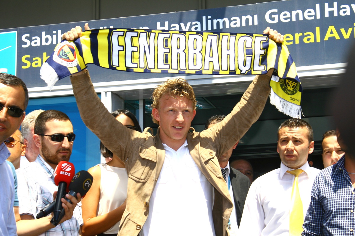 Fenerbahçe\'nin Yeni Yıldızı Kuyt, İstanbul\'da