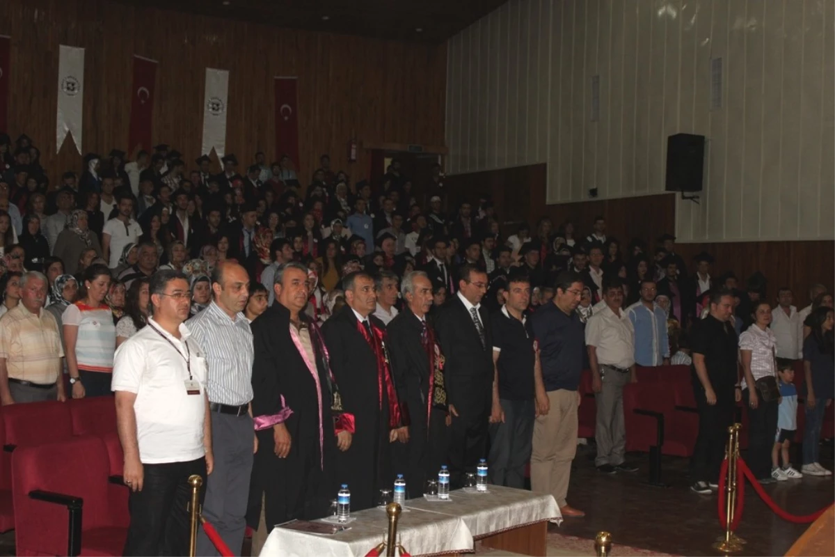Fırat Üniversitesi Sosyal Bilimler Myo\'da Mezuniyet Sevinci