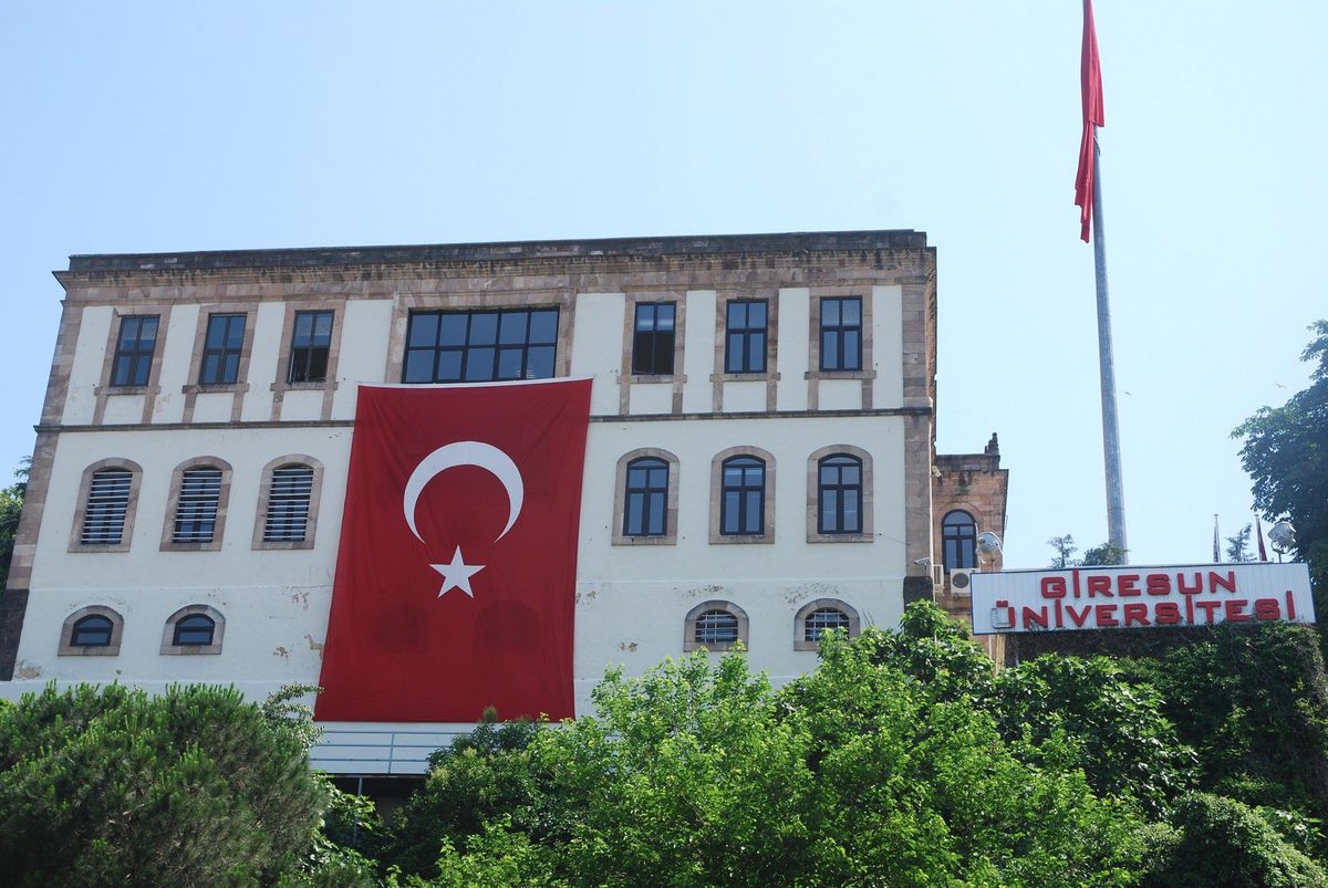 Giresun Üniversitesi Terörü Dev Türk Bayrağı Asarak Tepki Gösterdi