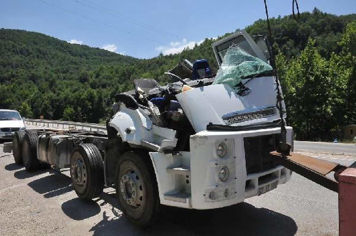 İplik Yüklü Kamyon Devrilip Bariyere Çarptı; 2 Ölü