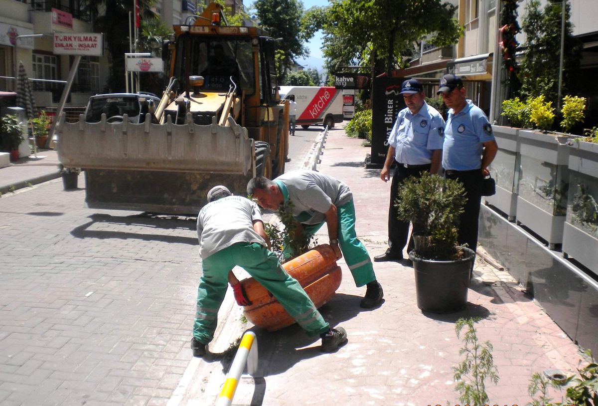 İzmit\'te Kırık Saksılar Değiştiriliyor