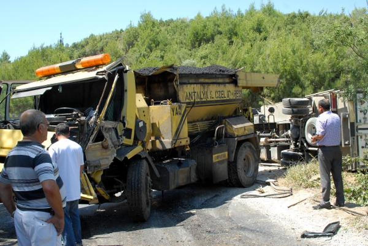 Kamyon ile Kamyonet Köprü Üzerinde Çarpıştı: 4 Yaralı