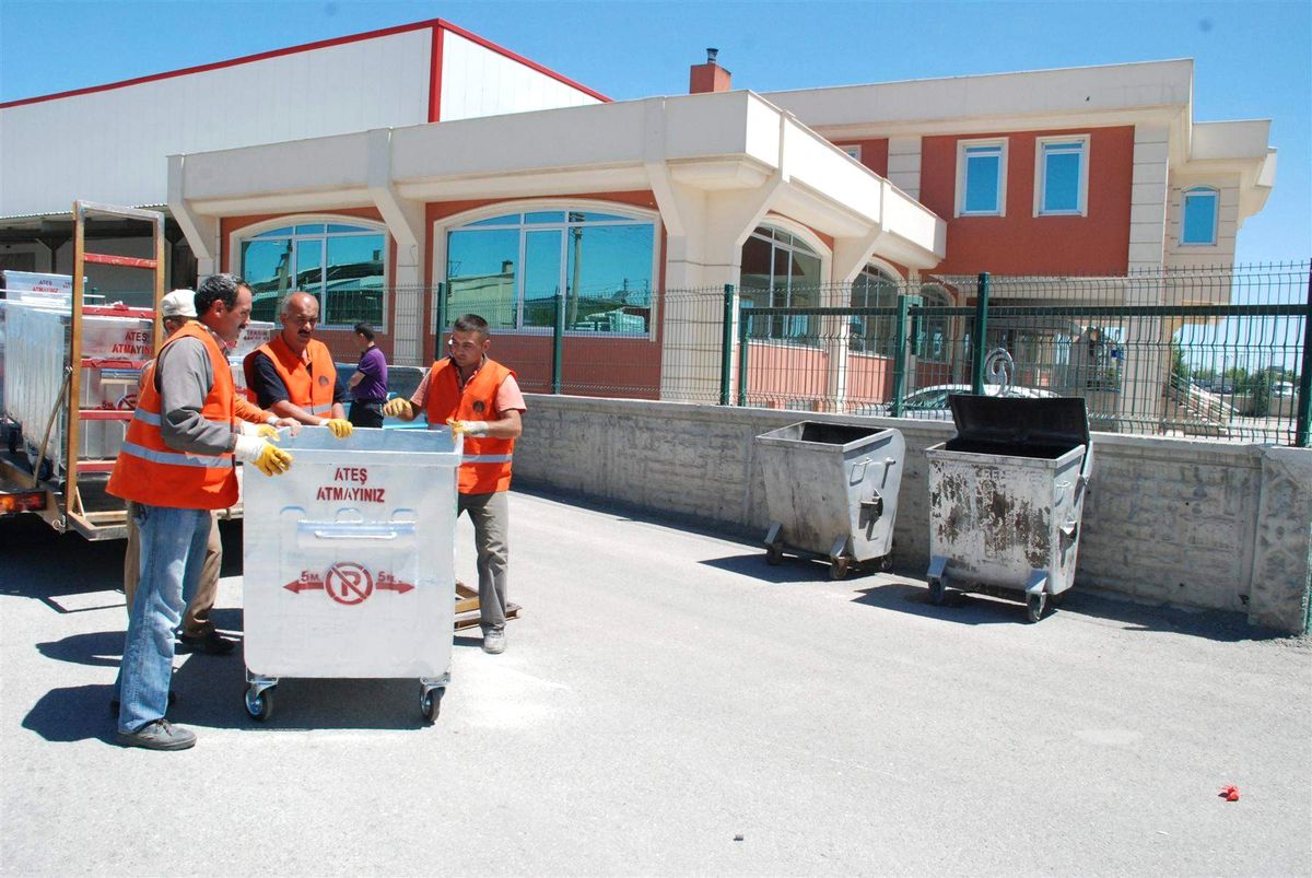 Karatay\'da Çöp Konteynırları Yenileniyor