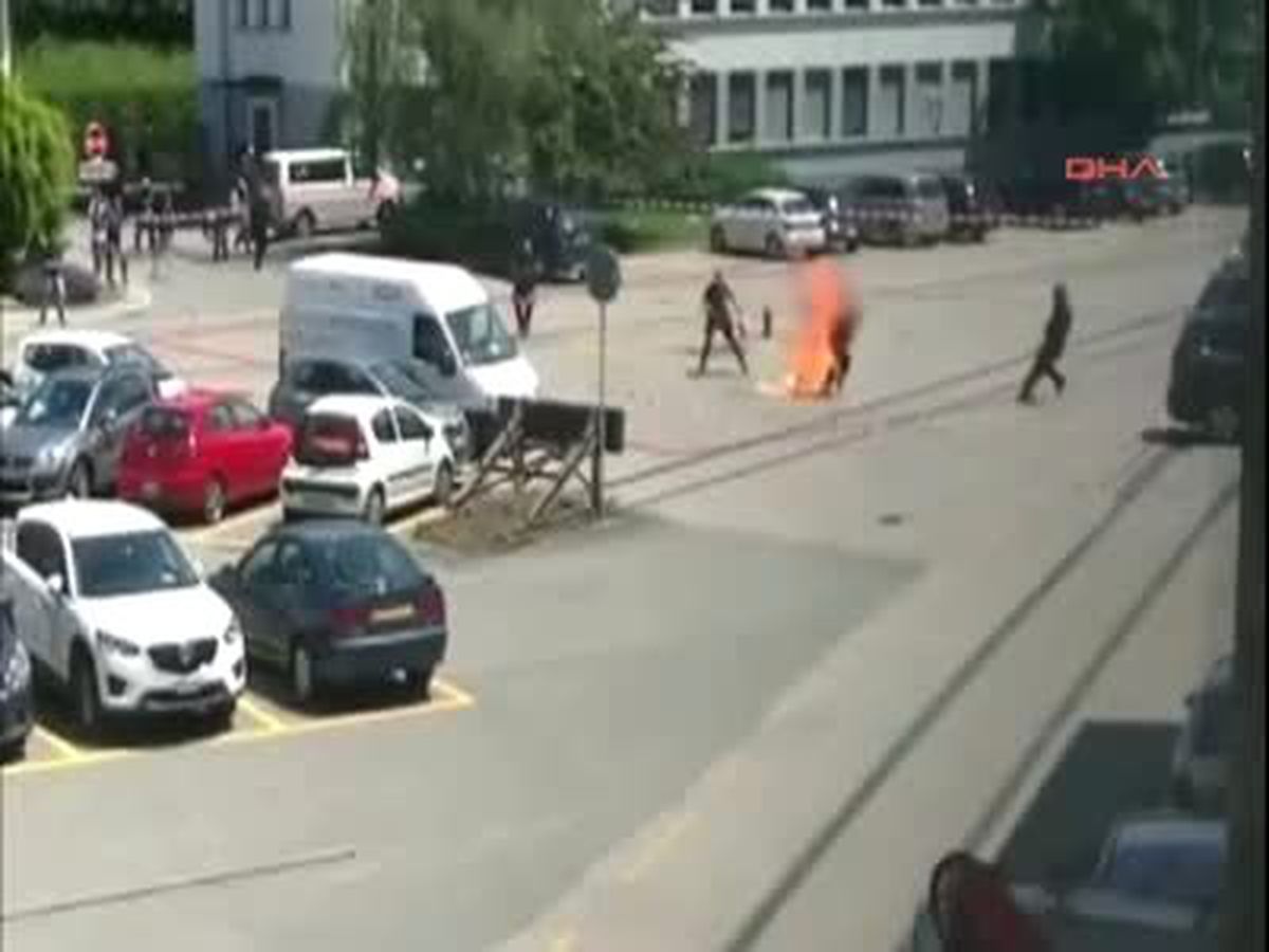 Mahkeme Önünde Kendini Yaktı