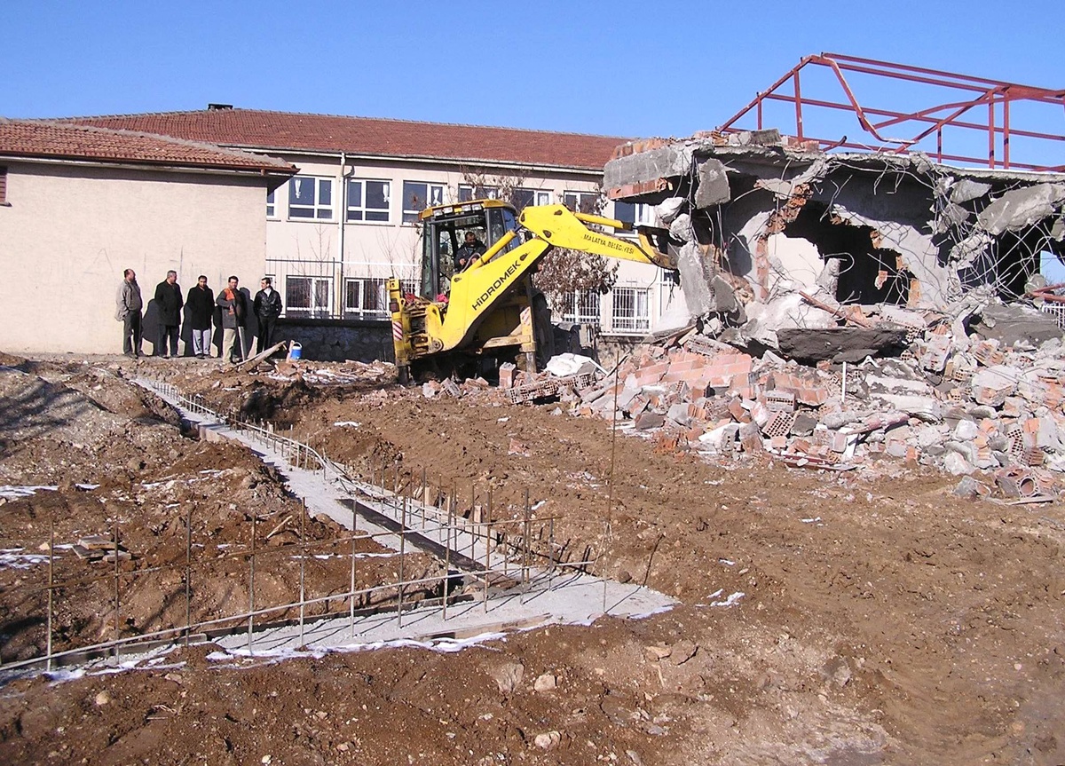 Malatya Belediyesi Ermeni Mezarlığı\'nda Yıktığı Binaları Yeniden Yaptırıyor