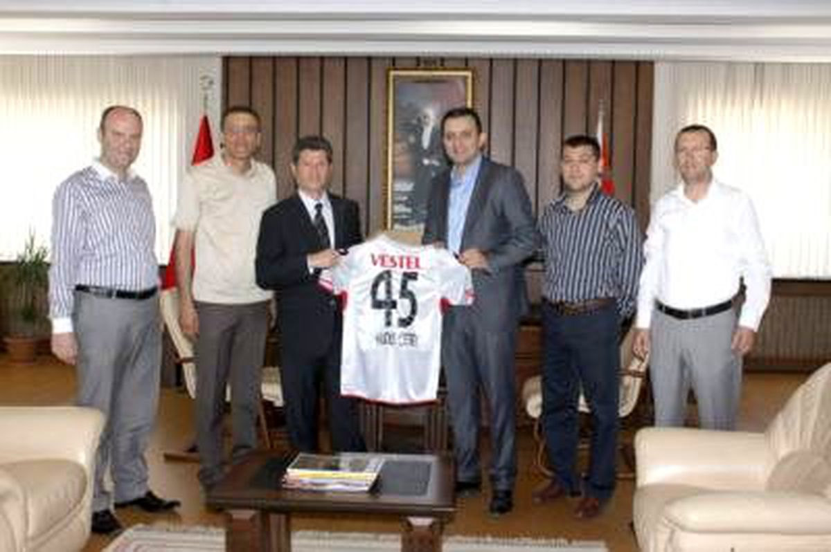 Manisaspor Yönetimi Emniyet Müdürü Çetin\'i Ziyaret Etti