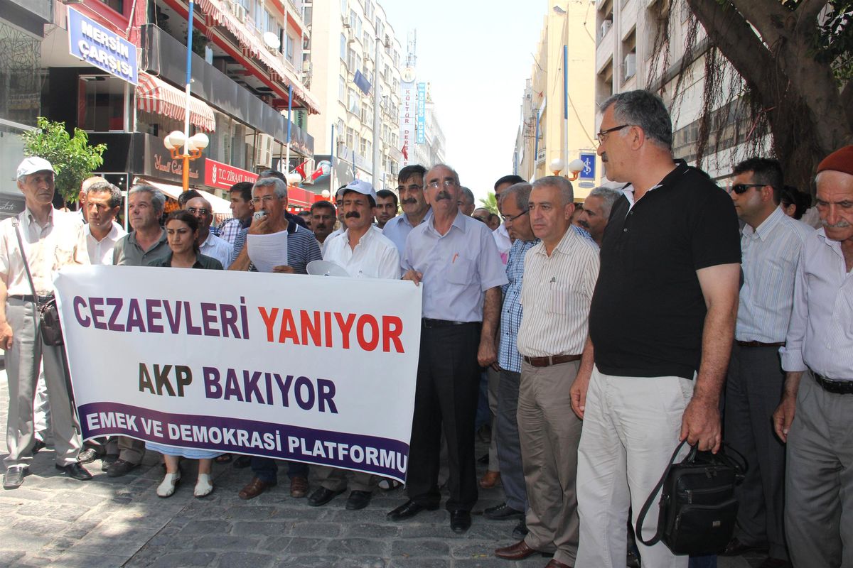 Mersin\'de Cezaevlerindeki Yangınlar Protesto Edildi