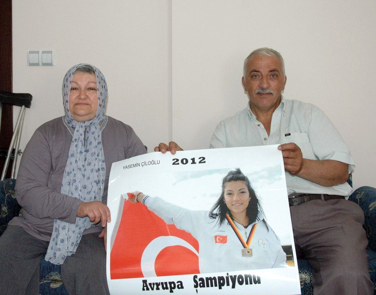 Milli Atlet Yasemin\'in Ailesinin Mutluluğu