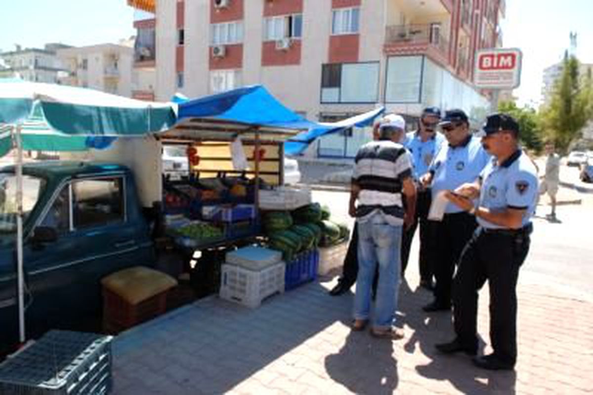 Muratpaşa Beledıyesı\'nden Seyyar Satıcı Operasyonu
