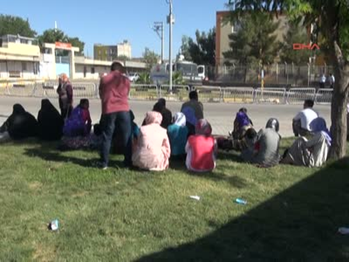 Nakiller Devam Ediyor Şanlıurfa Cezaevi\'nde Başlatılan Nakil İşlemi Öğle Saatlerinde de Devam Etti.