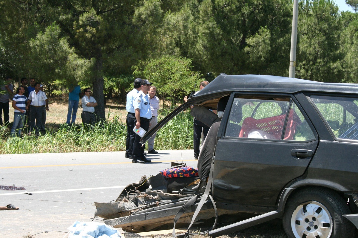 Otomobil Kazada İkiye Bölündü: 1 Ölü, 1 Yaralı