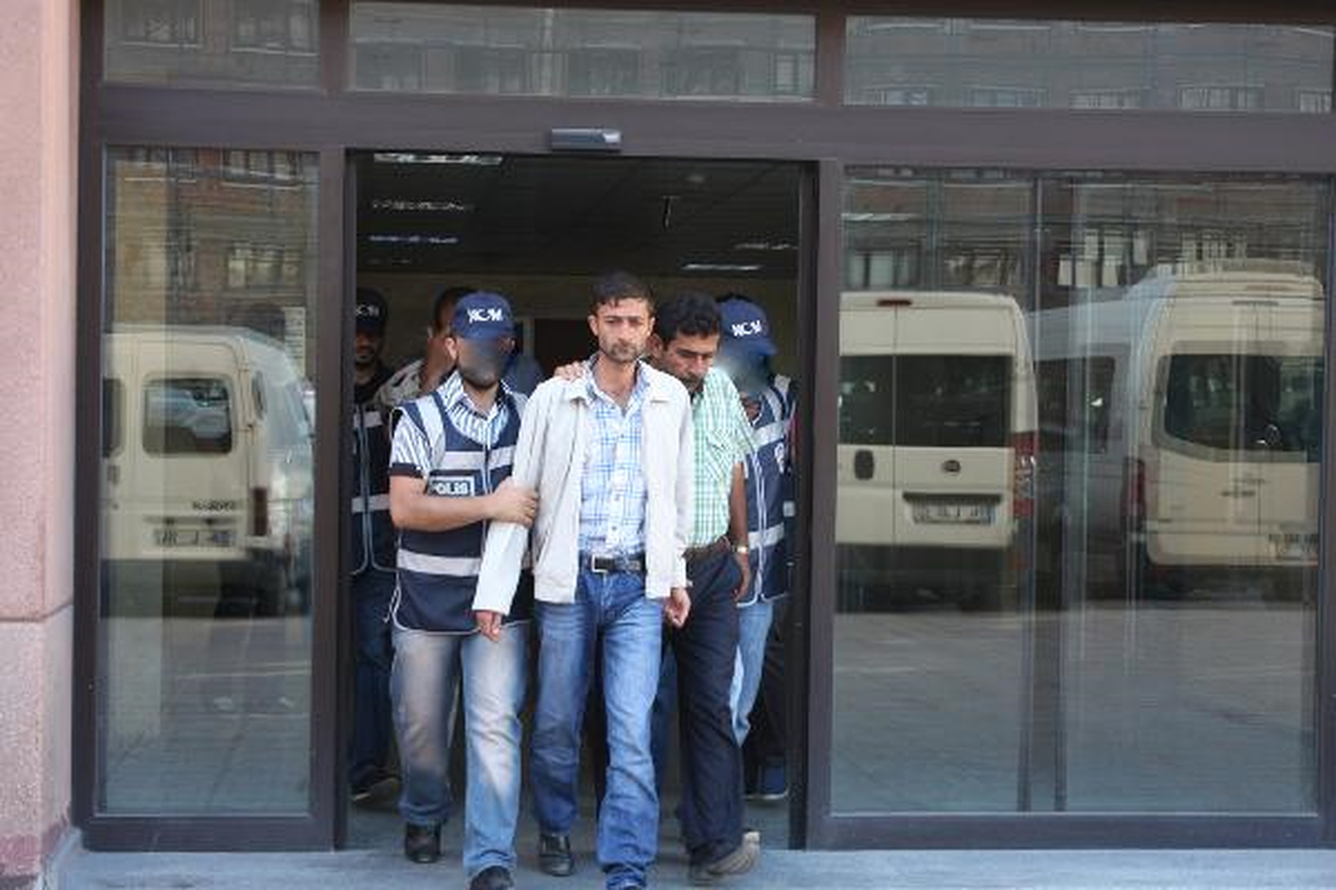 Otomobile Kaya Düştü, Planlar Bozuldu