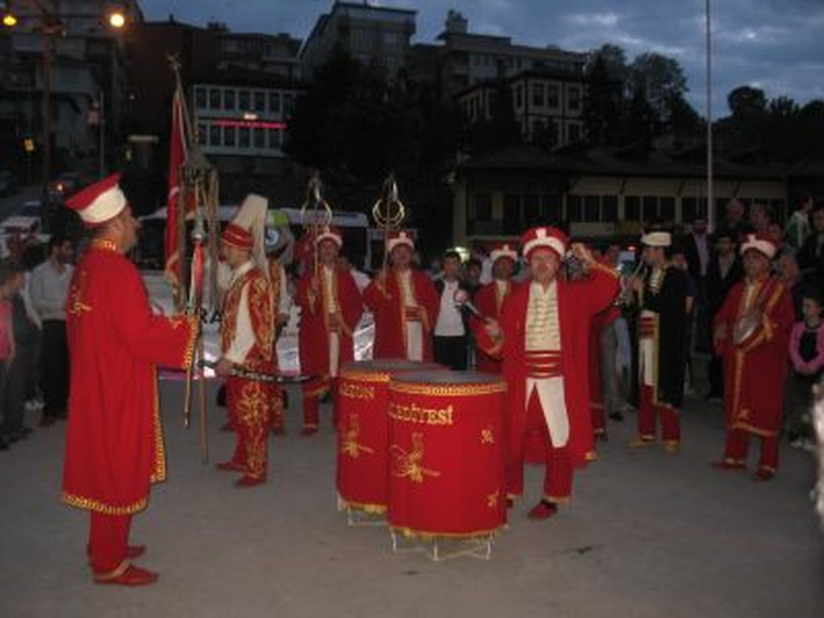 Rize\'de Mehter Eşliğinde Kortej Yürüyüşü