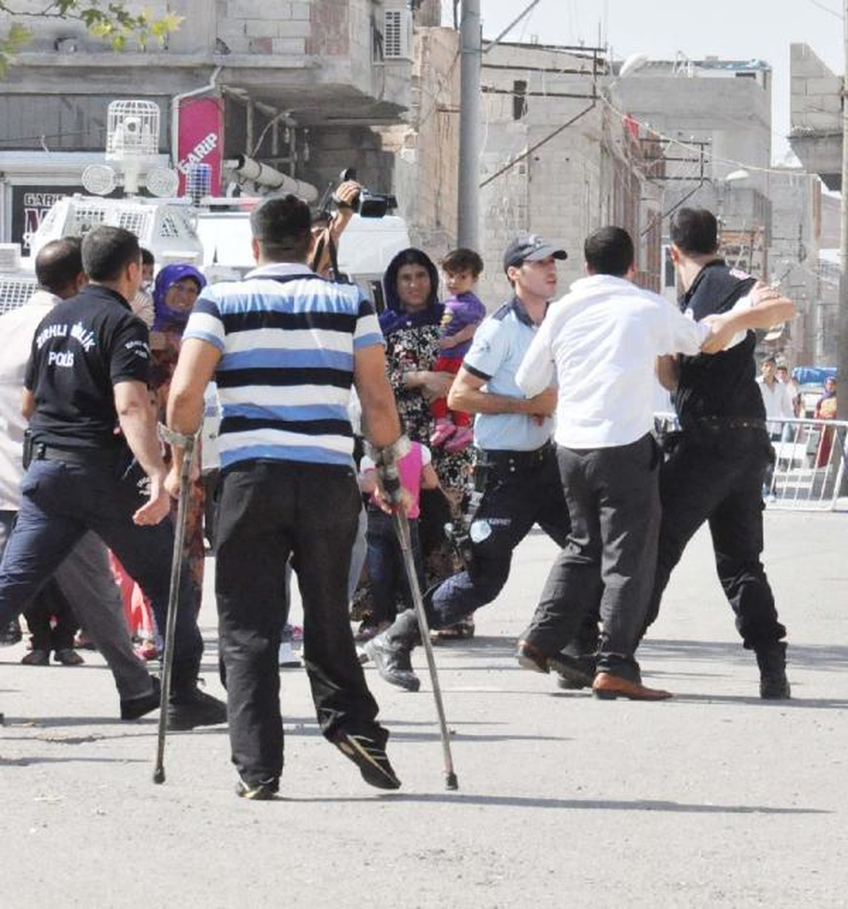 Şanlıurfa Cezaevi\'ne Gelen Cenaze Aracı Korkuttu (5)