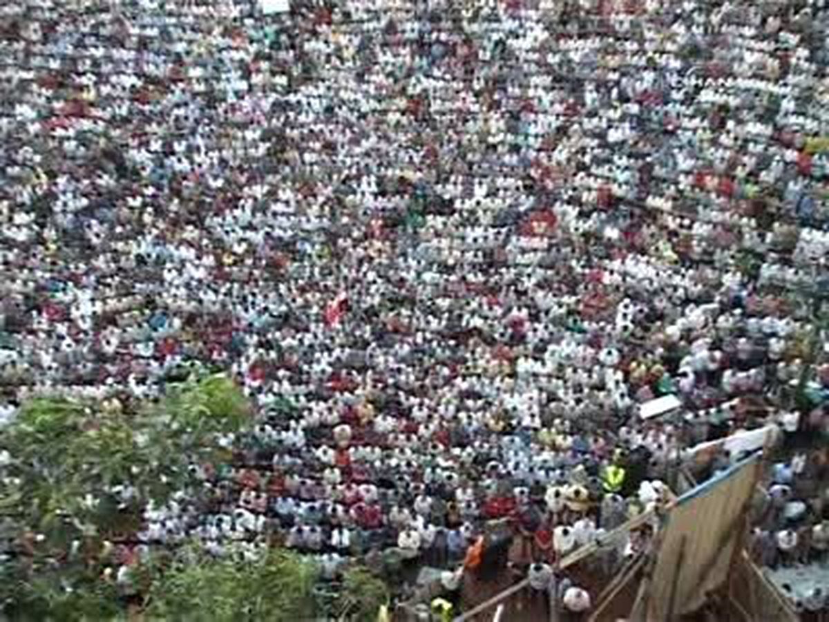 Tahrir\'de Yüz Binler Askeri Yönetimi Protesto Etti