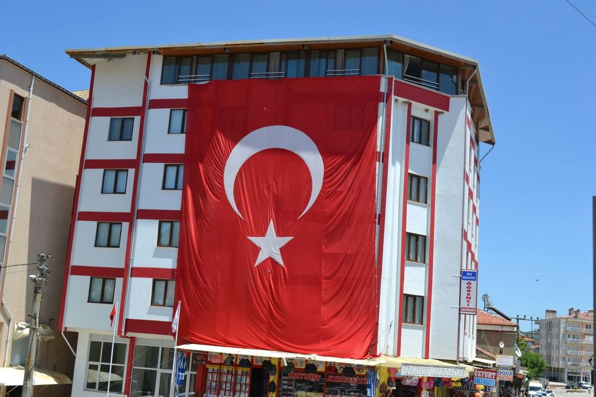 Terör Saldırısına Ay Yıldızlı Protesto