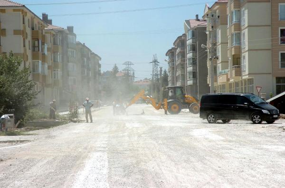 Tozdan Rahatsız Olan Mahalleli Yolu Ulaşıma Kapattı