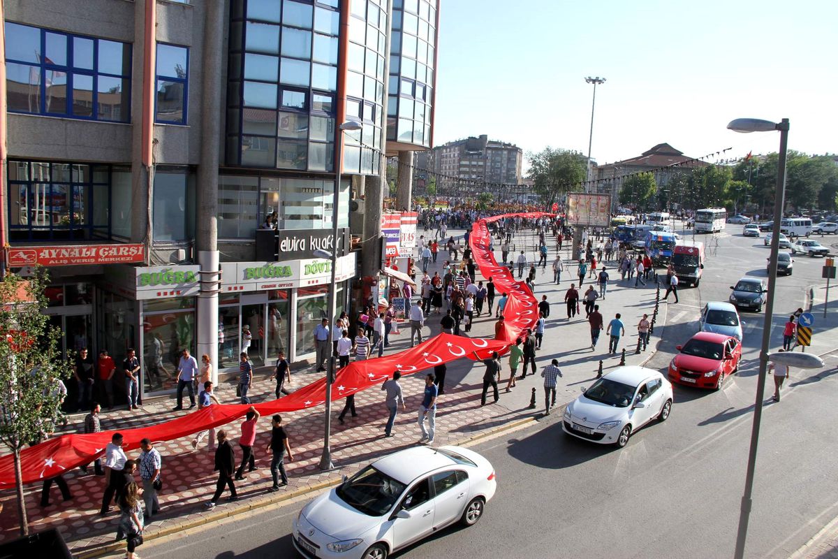 Ülkü Ocaklarından Dev Türk Bayraklı Protesto