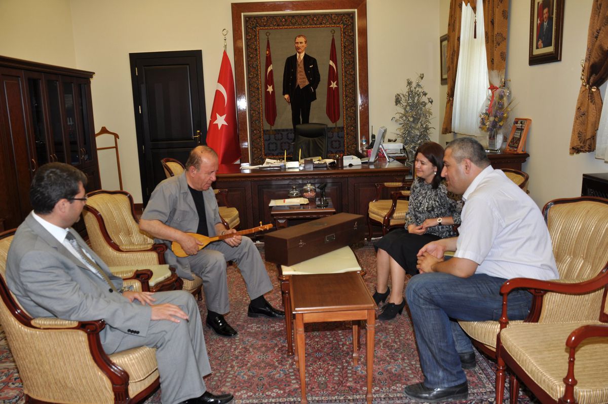 Vali Oğuz\'a \'Cura\' Hediye Edildi