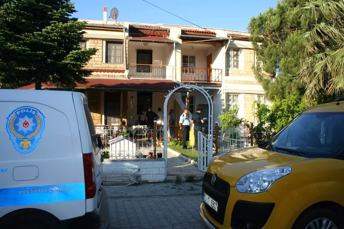 Villanın Balkonunda Kendini Astı