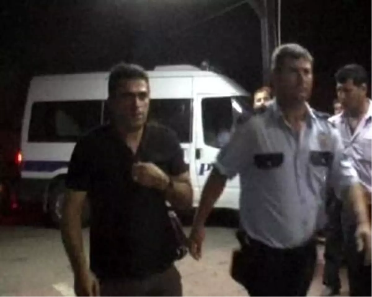 Adana\'da Polis Aracı Kaza Yaptı: 3\'ü Polis 5 Yaralı