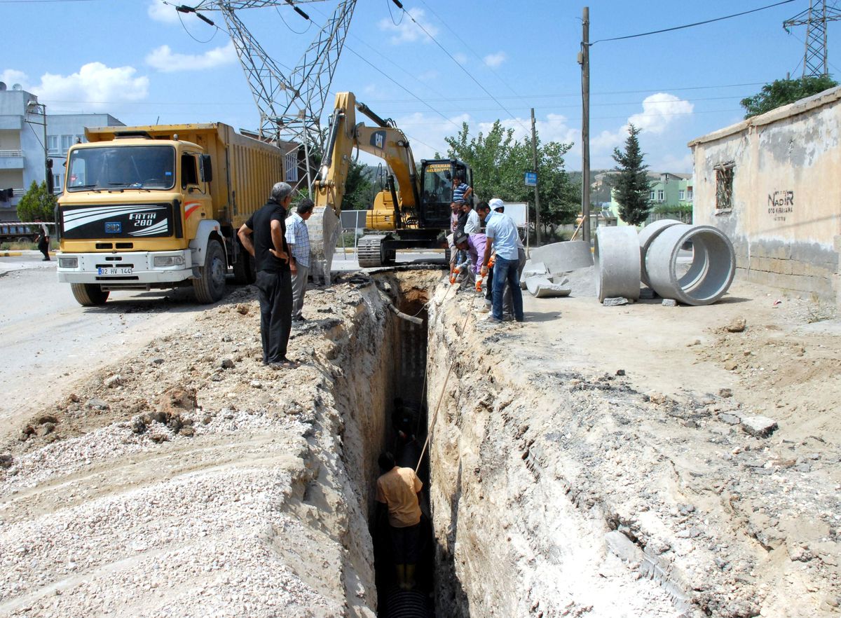 Adıyaman\'da Ana Arterlere Alt Yapı Şebekesi Döşendi