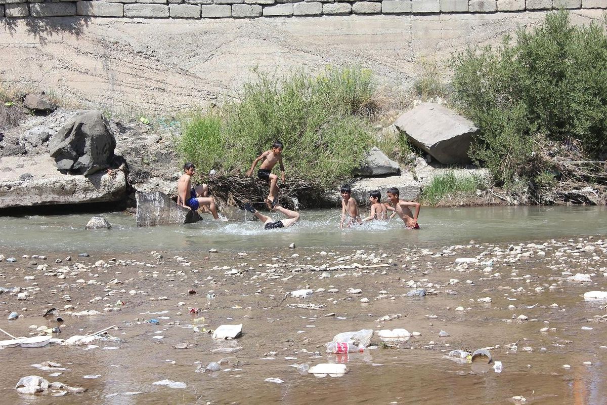 Ağrılı Çocuklar Murat Nehri\'nde Serinliyor