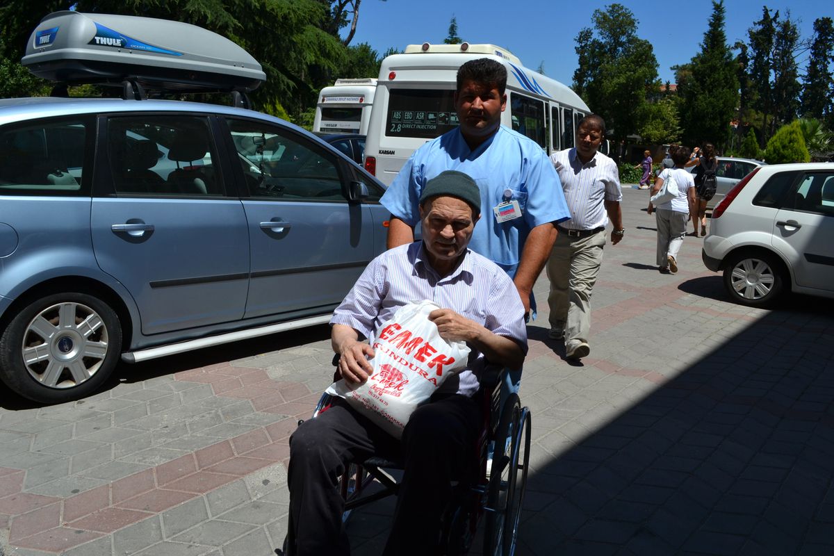 AK Parti\'den Huzurevi Sakinine Yardım Eli