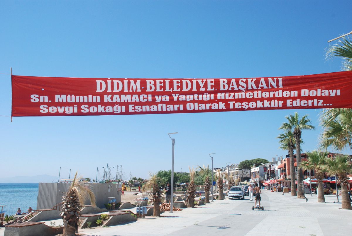 Altınkum Esnafından Kamacıya Teşekkür Pankartı