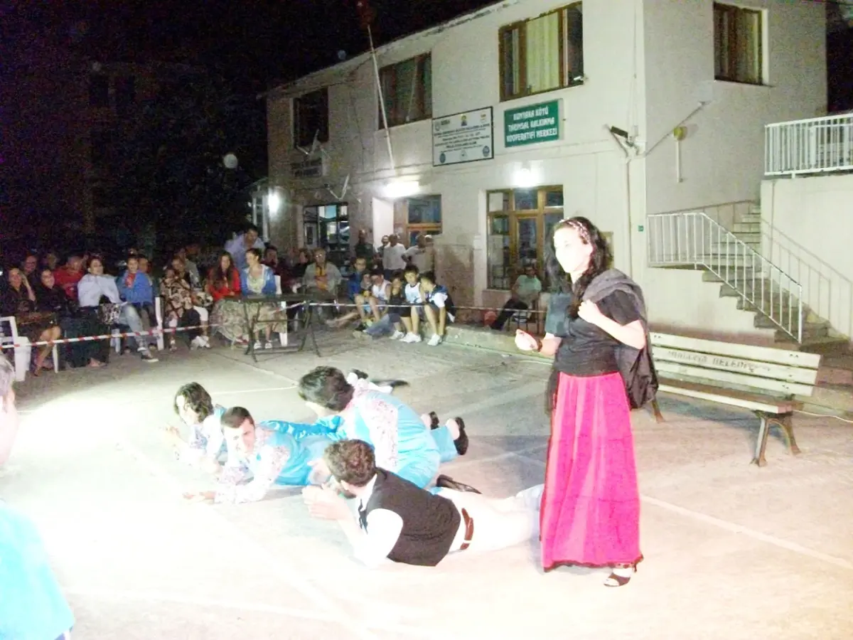 Arka Mahalle Kumyaka\'yı Kahkaya Boğdu