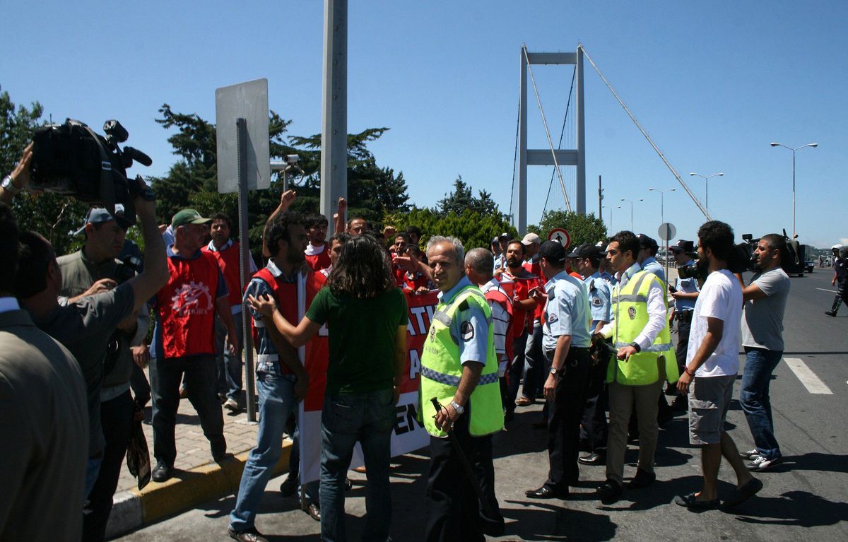 Bedaş İşçileri Boğaziçi Köprüsü\'nü Trafiğe Kapattı: 27 Gözaltı