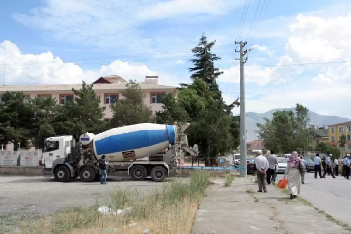 Beton Mikseri Altında Kalan Çocuk Öldü