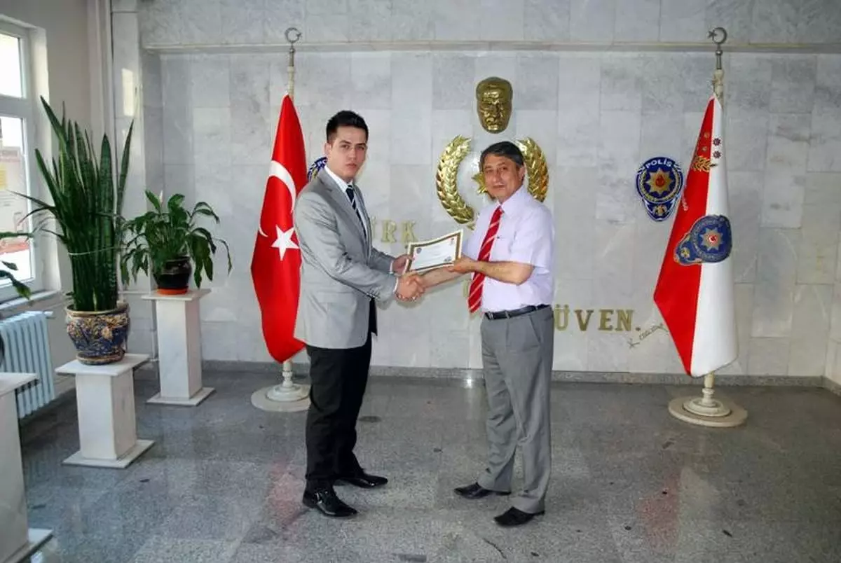 Bilecik\'te Başarılı Polis Memuruna Teşekkür Belgesi