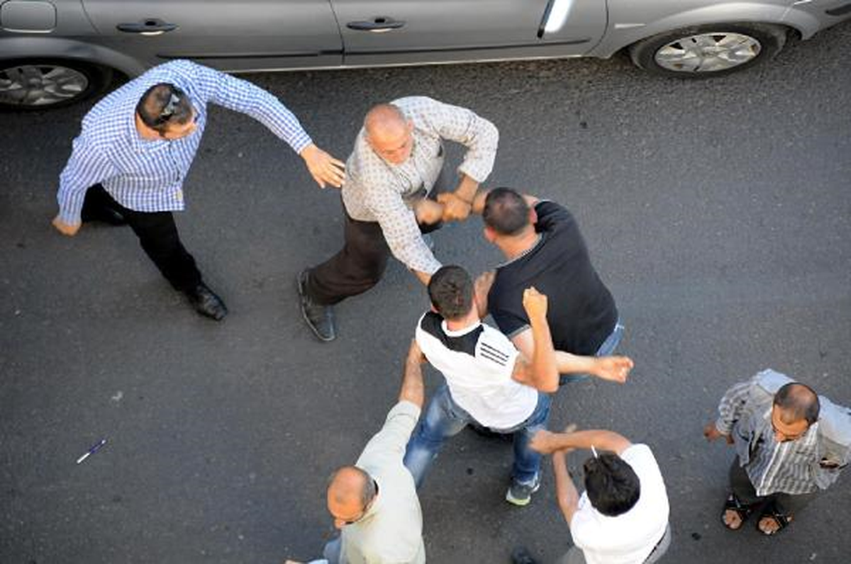 Cadde Ortasında Birbirlerinin Boğazına Sarıldılar