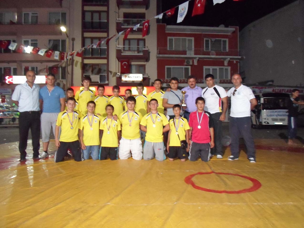 Çanlı Güreşçiler Madalyayla Döndü