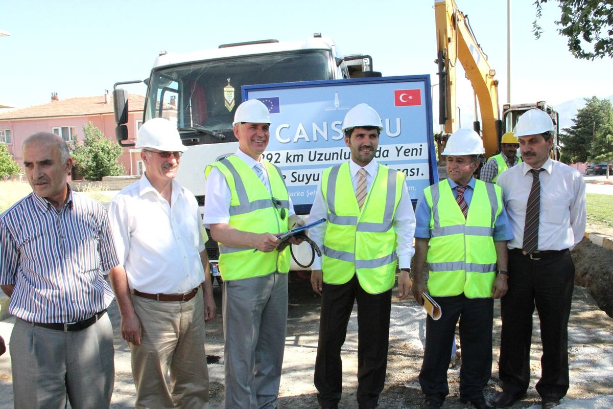 Cansuyu Projesi\'nde Eski Borular Sökülmeye Başladı