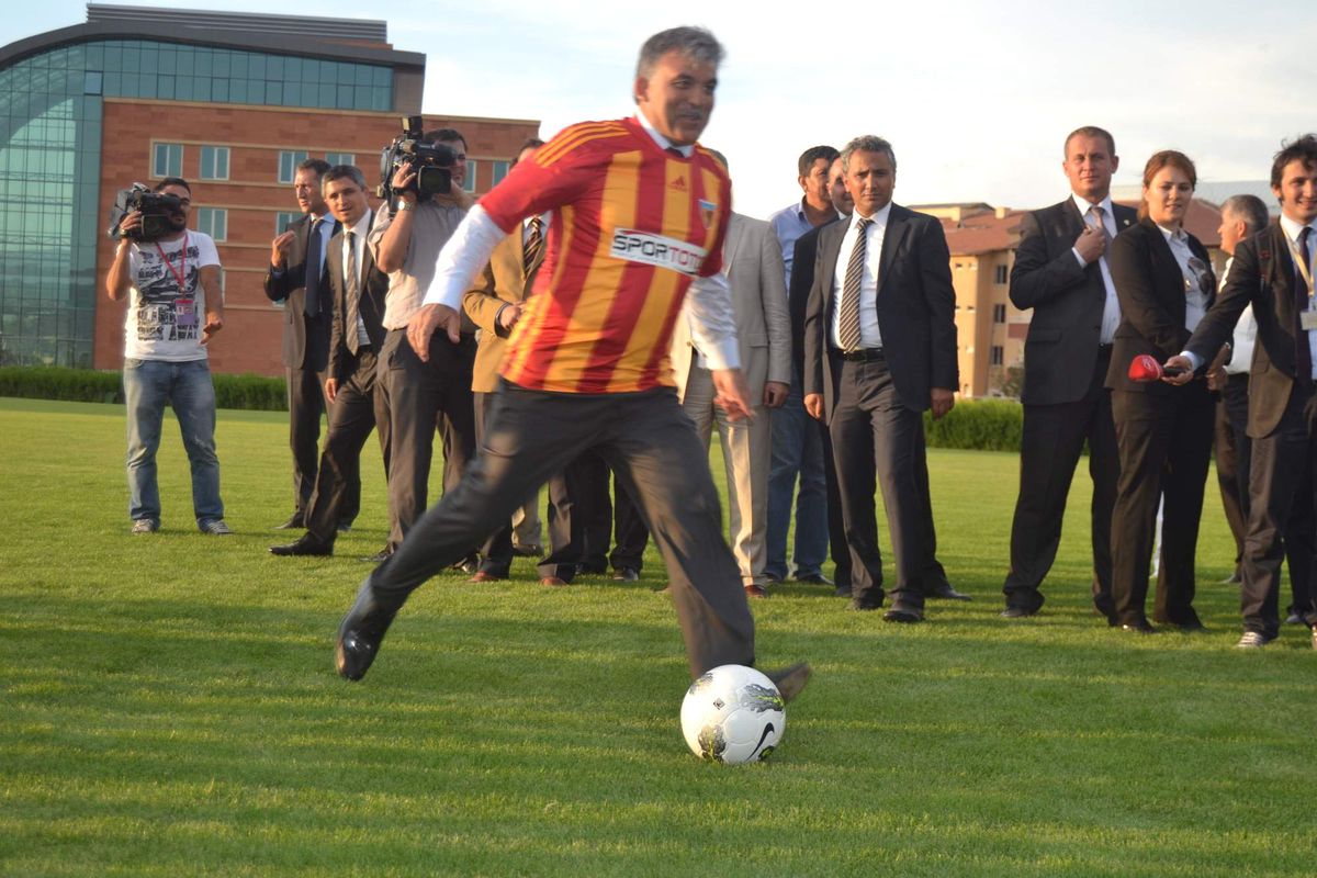 Cumhurbaşkanı Gül\'e Kayserispor Forması Hediye Edildi