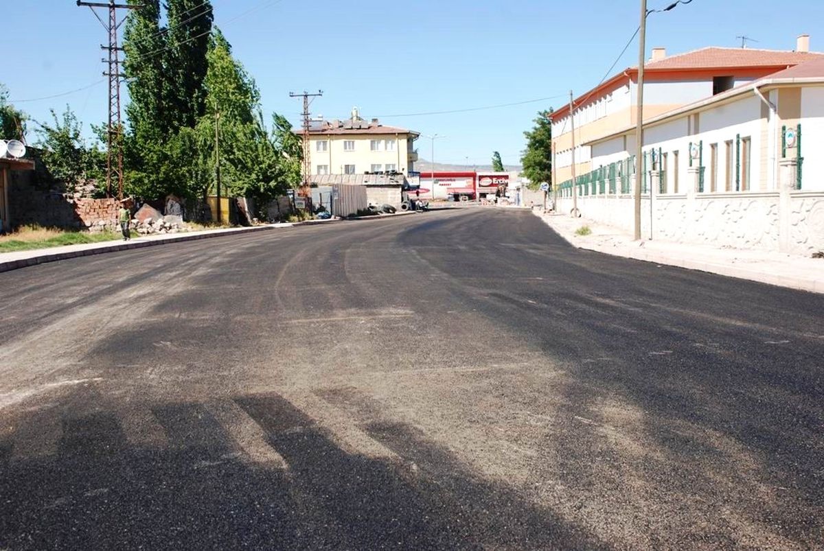 Erdek Caddesinde Asfaltlama Çalışması