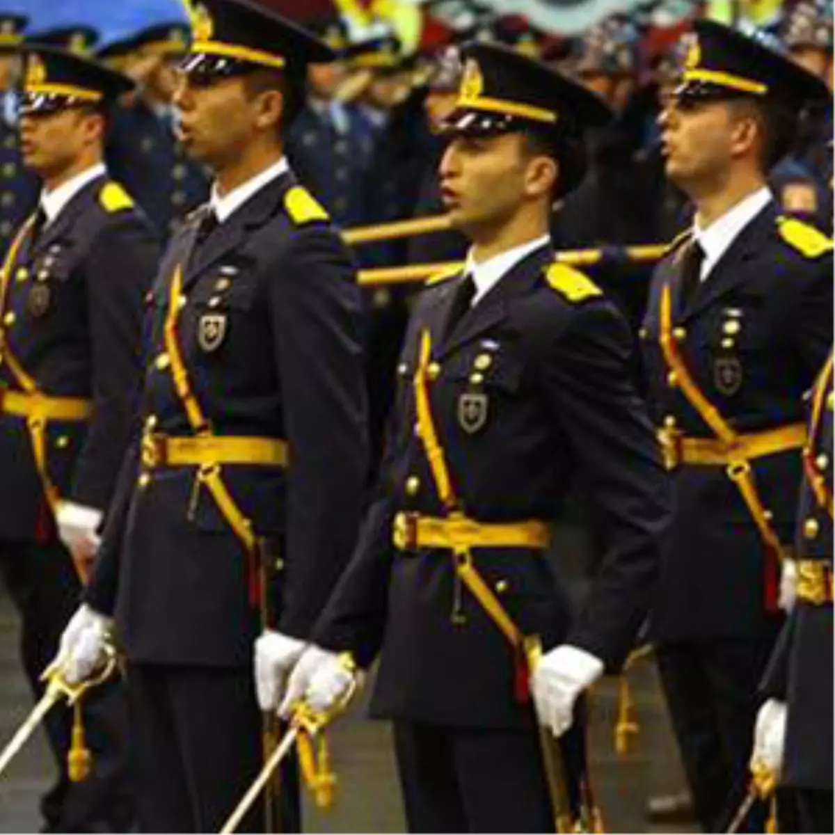 Eşi Örtülü Olan da General Olabilecek!