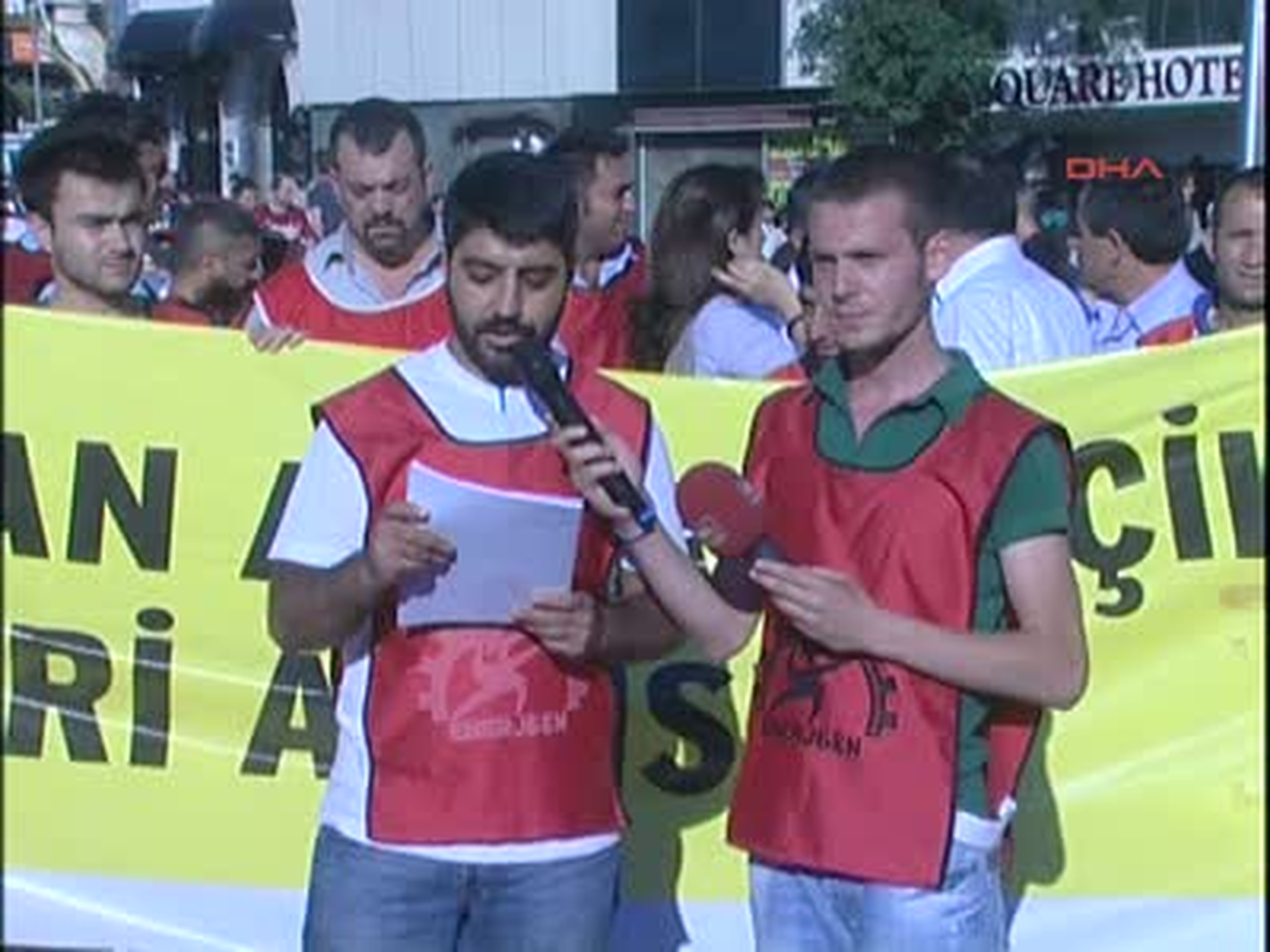 Gözaltına Alınan Arkadaşlarına Destek Olmak İçin Taksim\'de Toplandılar