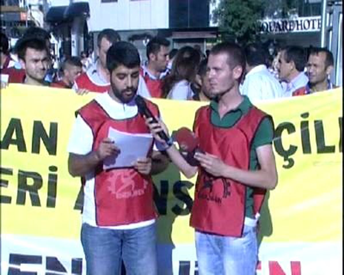 Gözaltına Alınan Arkadaşlarına Destek Olmak İçin Taksim\'de Toplandılar