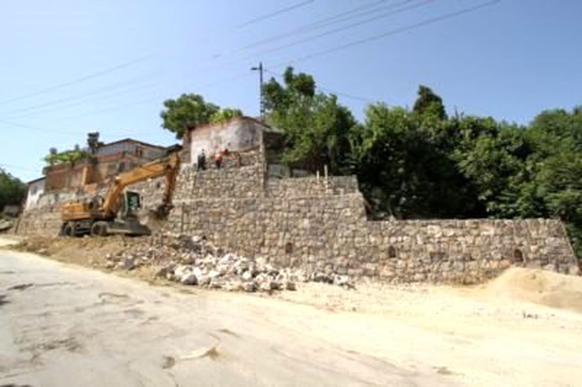 Gürçeşme\'ye İstinat Duvarı Yapılıyor